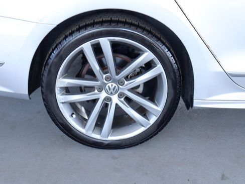 Used 2017 Volkswagen Passat 1.8T R-Line FWD image 5