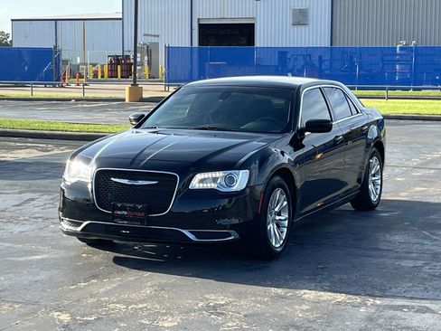 Used 2018 Chrysler 300 Touring L RWD image 3