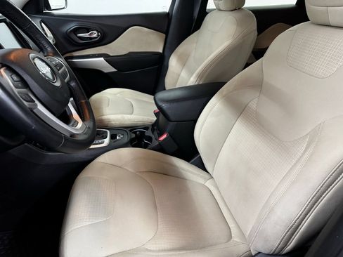 Used 2017 Jeep Cherokee Latitude w/ Comfort/Convenience Group AWD/4WD image 11