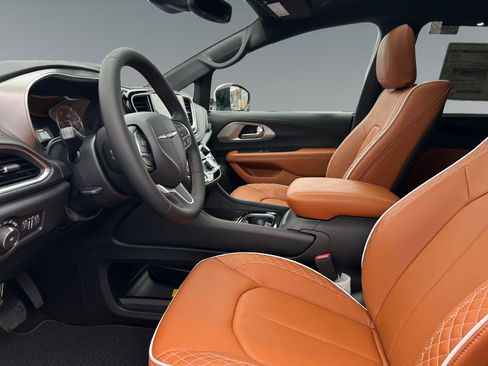 New 2026 Chrysler Pacifica Pinnacle image 9