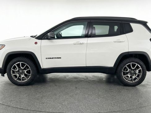 Used 2025 Jeep Compass Trailhawk image 5