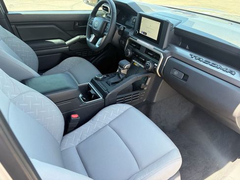 Certified 2025 Toyota Tacoma SR5 AWD/4WD image 10