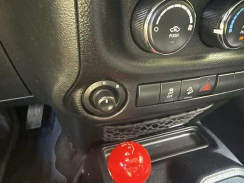Used 2015 Jeep Wrangler Sport w/ Quick Order Package 24S AWD/4WD image 33