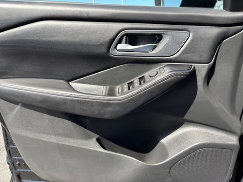 Used 2025 Nissan Rogue SV AWD/4WD image 18