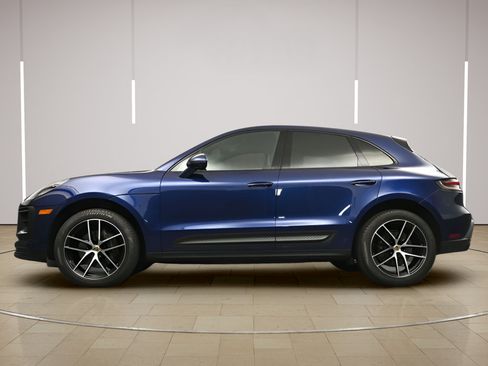 Certified 2023 Porsche Macan AWD/4WD image 33