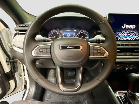 Used 2024 Jeep Compass Latitude AWD/4WD image 11