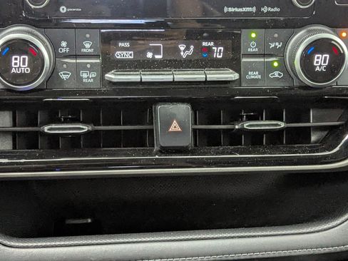 Used 2021 Toyota Highlander XLE image 28