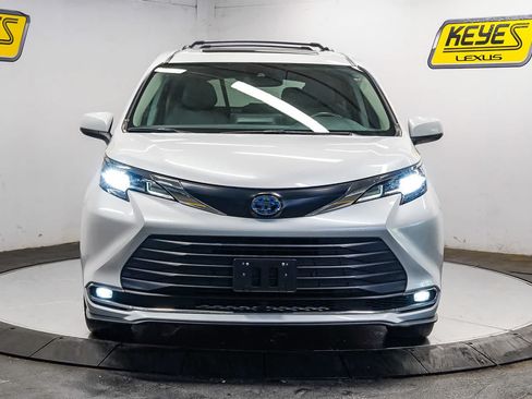 Used 2023 Toyota Sienna XLE FWD image 3