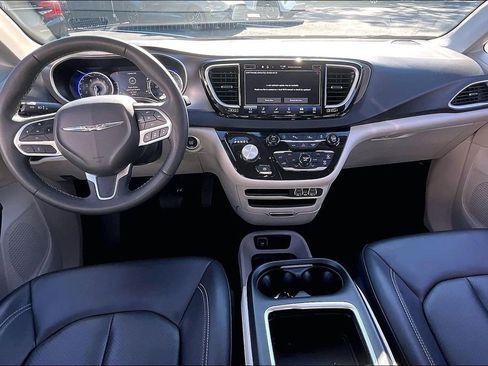 Used 2024 Chrysler Pacifica Touring-L image 7