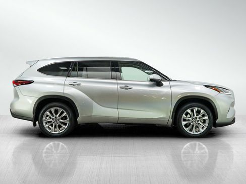 Used 2024 Toyota Highlander Limited AWD/4WD image 6