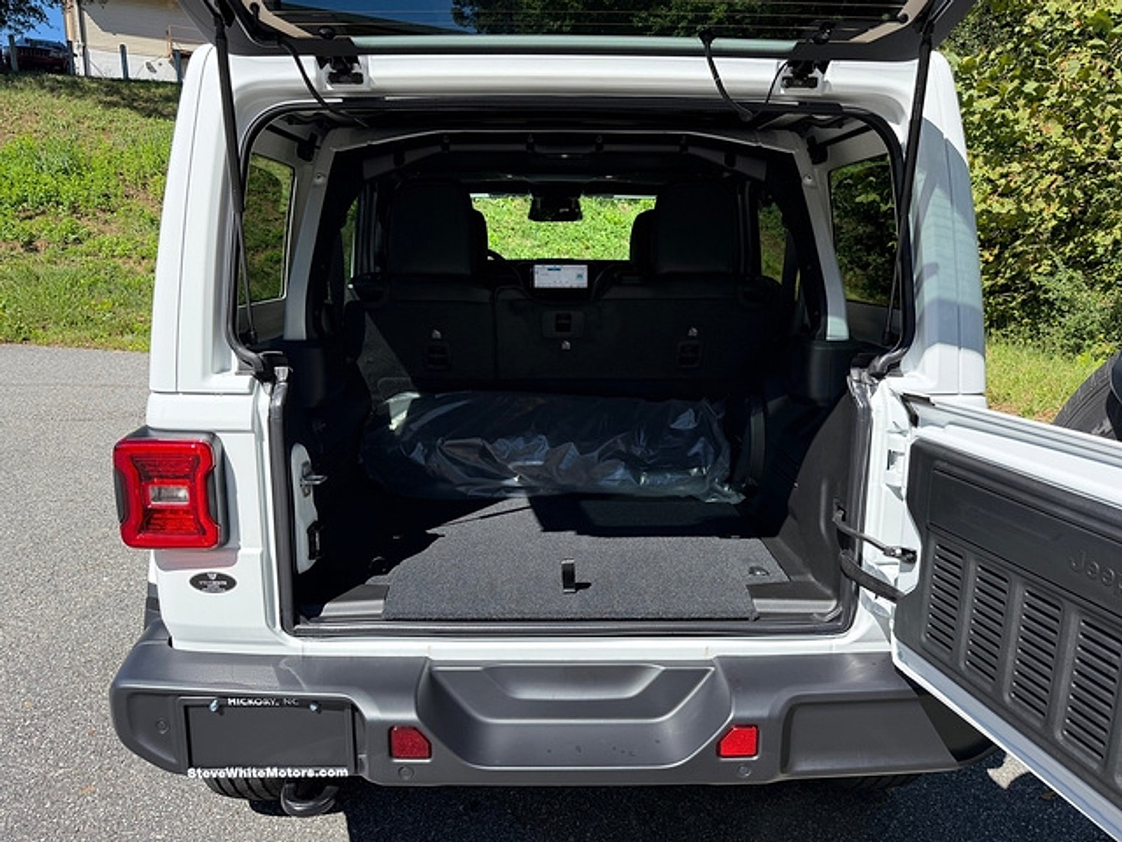 New 2027 Jeep Wrangler Unlimited Sahara AWD/4WD image 15