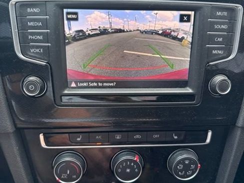 Used 2017 Volkswagen Golf 4-Door FWD image 11