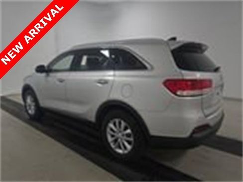 Used 2016 Kia Sorento LX w/ LX Convenience Package image 4
