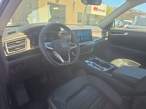 Used 2025 Volkswagen Atlas SEL AWD/4WD image 8
