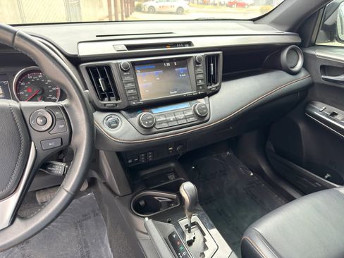 Used 2018 Toyota RAV4 SE image 15