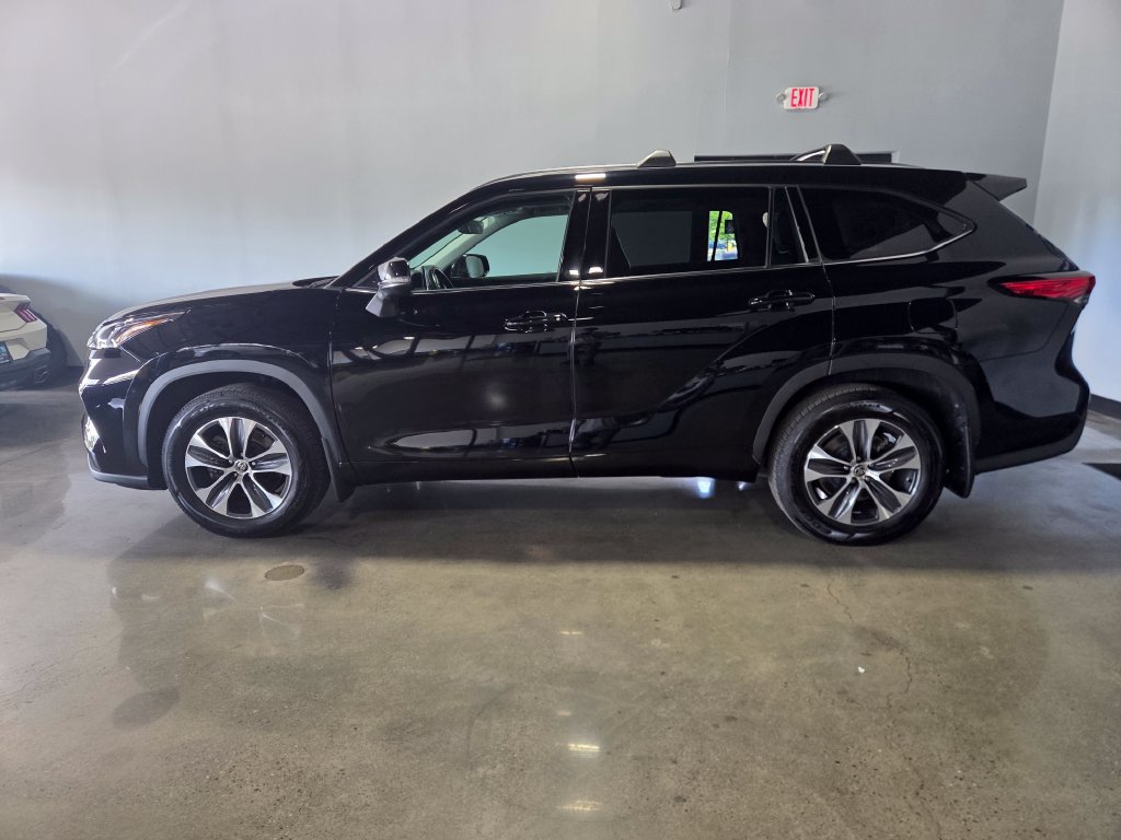 Used 2021 Toyota Highlander XLE AWD/4WD image 5