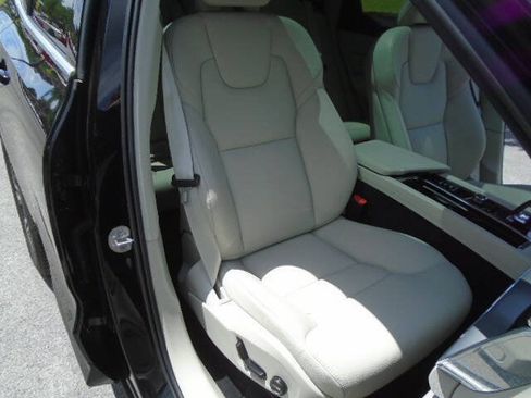 Used 2023 Volvo XC60 B5 Core AWD/4WD image 11