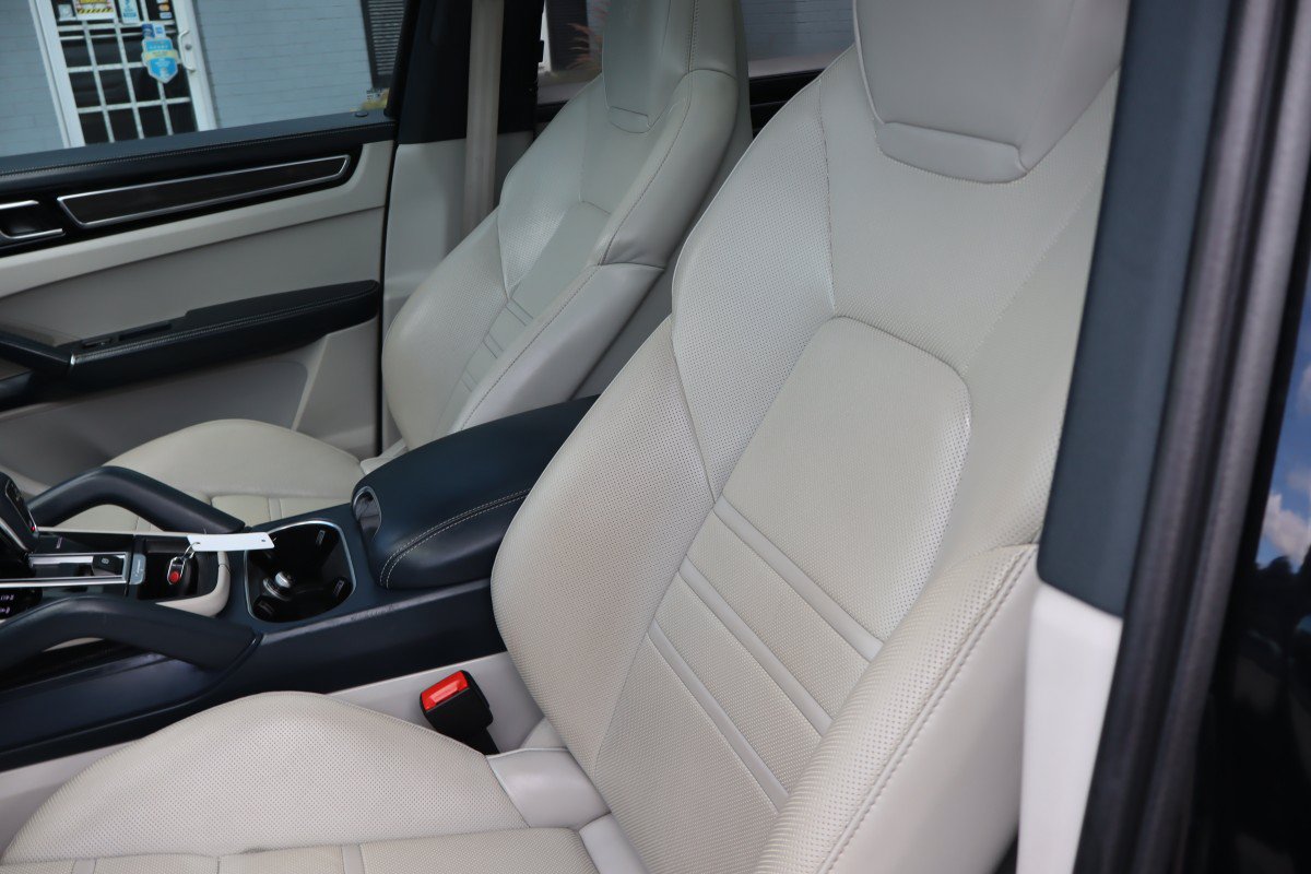 Used 2023 Porsche Cayenne Platinum Edition AWD/4WD image 28