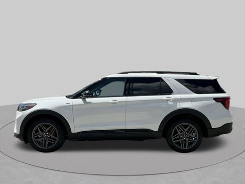 Used 2025 Ford Explorer ST-Line w/ ST-Line Street Pack AWD/4WD image 3