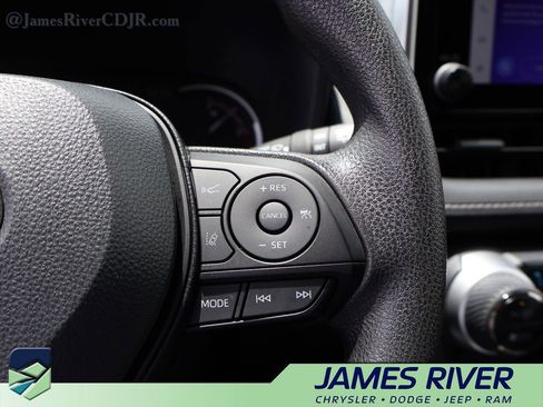 Used 2025 Toyota RAV4 XLE AWD/4WD image 27