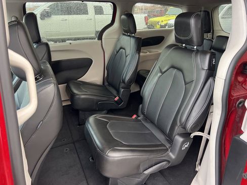 Used 2024 Chrysler Pacifica Touring-L image 11