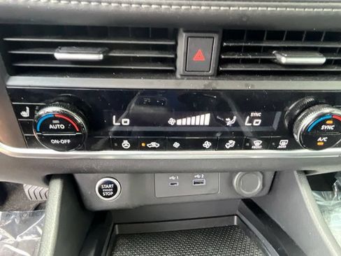 Used 2023 Nissan Rogue SV w/ SV Premium B Package FWD image 17