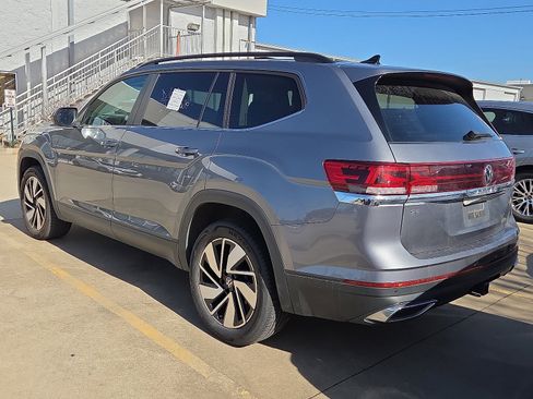 Used 2024 Volkswagen Atlas SE image 3