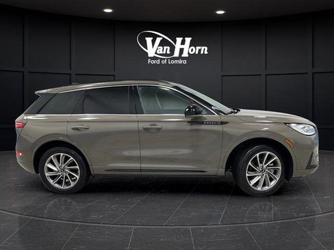 Used 2025 Lincoln Corsair Grand Touring AWD/4WD image 2