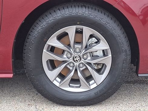 Certified 2025 Toyota Sienna XLE FWD image 8