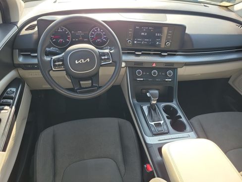 Used 2022 Kia Carnival LX FWD image 17