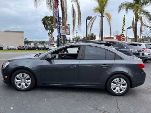 Used 2013 Chevrolet Cruze LS image 3
