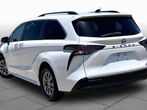 Used 2024 Toyota Sienna XLE FWD image 12