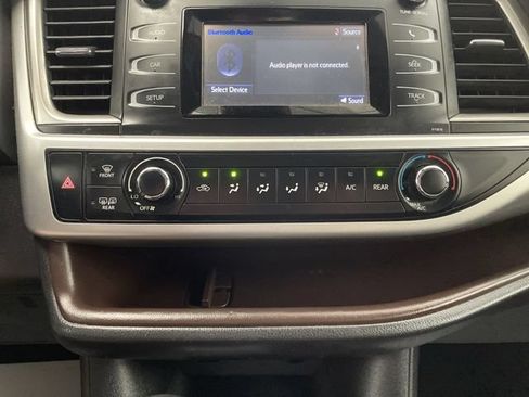 Used 2019 Toyota Highlander LE AWD/4WD image 24