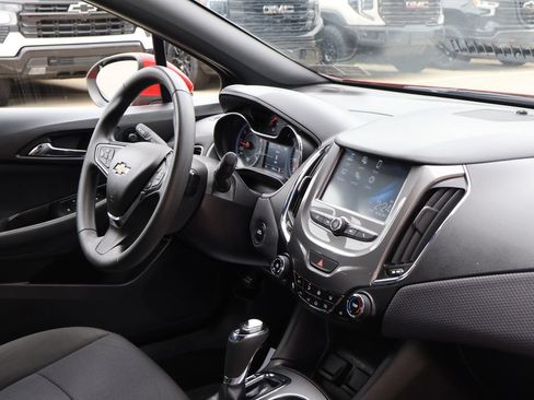 Used 2017 Chevrolet Cruze LT w/ Convenience Package FWD image 33