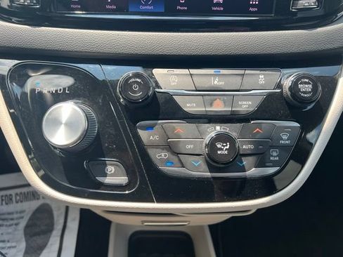 Used 2022 Chrysler Pacifica Touring-L FWD image 18
