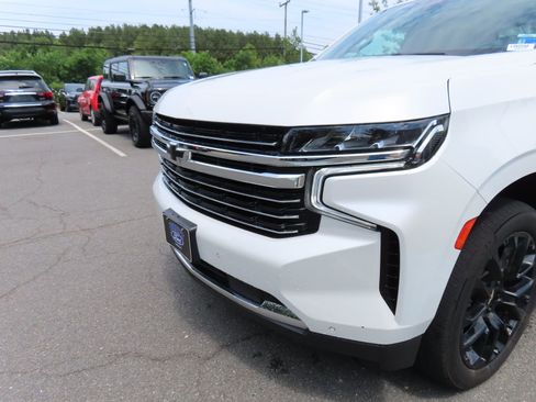 Used 2023 Chevrolet Suburban LT w/ Luxury Package AWD/4WD image 8