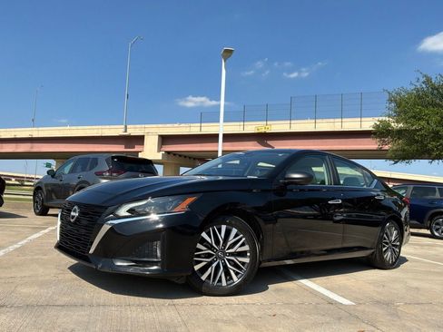 Used 2025 Nissan Altima 2.5 SV FWD image 2