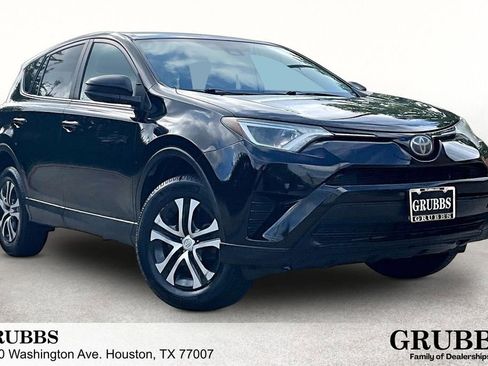 Used 2018 Toyota RAV4 LE image 1