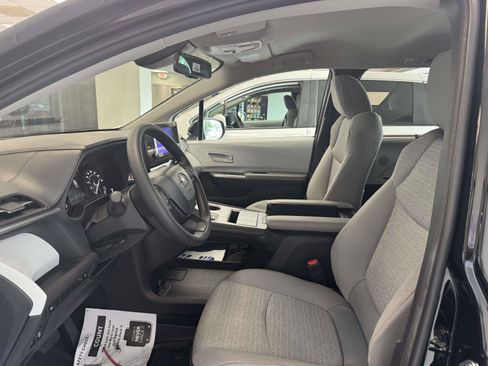 Used 2026 Toyota Sienna LE FWD image 17