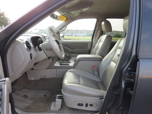 Used 2007 Ford Explorer XLT image 21