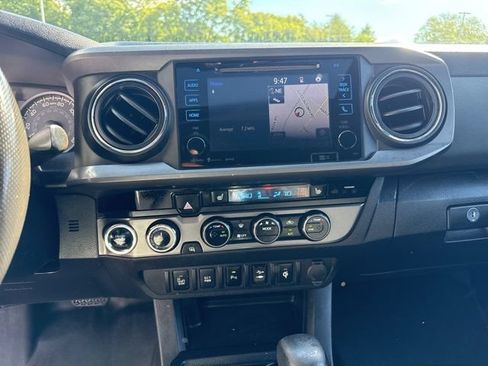 Used 2017 Toyota Tacoma TRD Off-Road w/ Premium & Technology Package AWD/4WD image 17