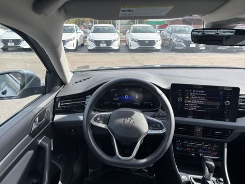 Used 2025 Volkswagen Jetta SE image 33