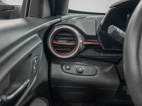 Used 2024 Chevrolet Trax RS w/ Sunroof Package FWD image 17