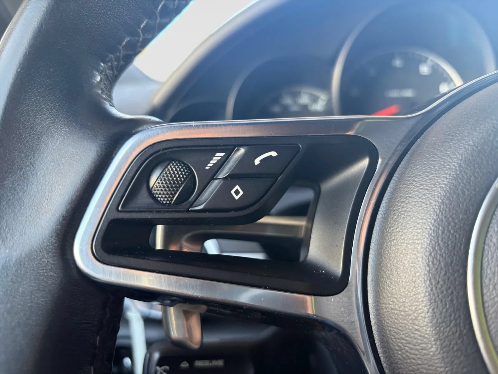 Used 2016 Porsche Cayenne w/ Premium Package AWD/4WD image 29