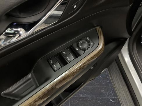 Used 2023 GMC Acadia SLE image 28