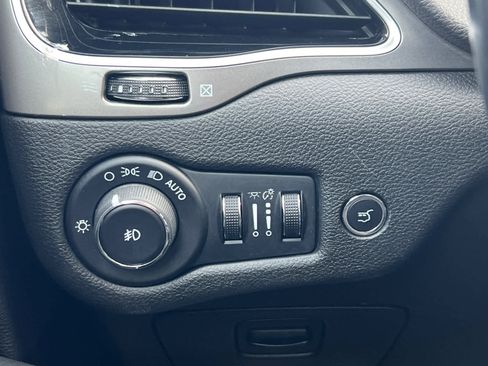 Used 2019 Jeep Cherokee Limited image 22