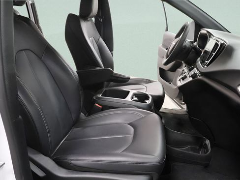 Used 2026 Chrysler Pacifica Select FWD image 30