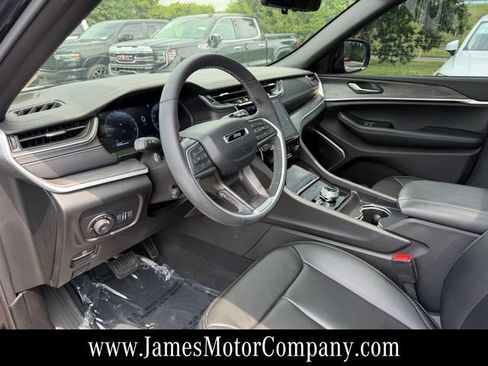 Used 2025 Jeep Grand Cherokee Limited w/ Luxury Tech Group II AWD/4WD image 14