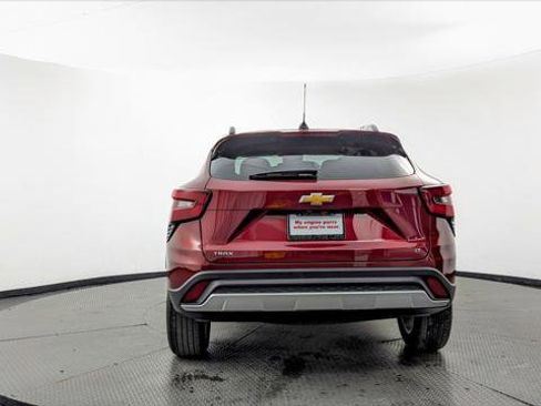 Used 2025 Chevrolet Trax LT w/ LT Convenience Package image 6