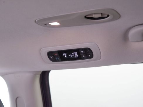 Used 2023 Chrysler Pacifica Touring-L FWD image 34
